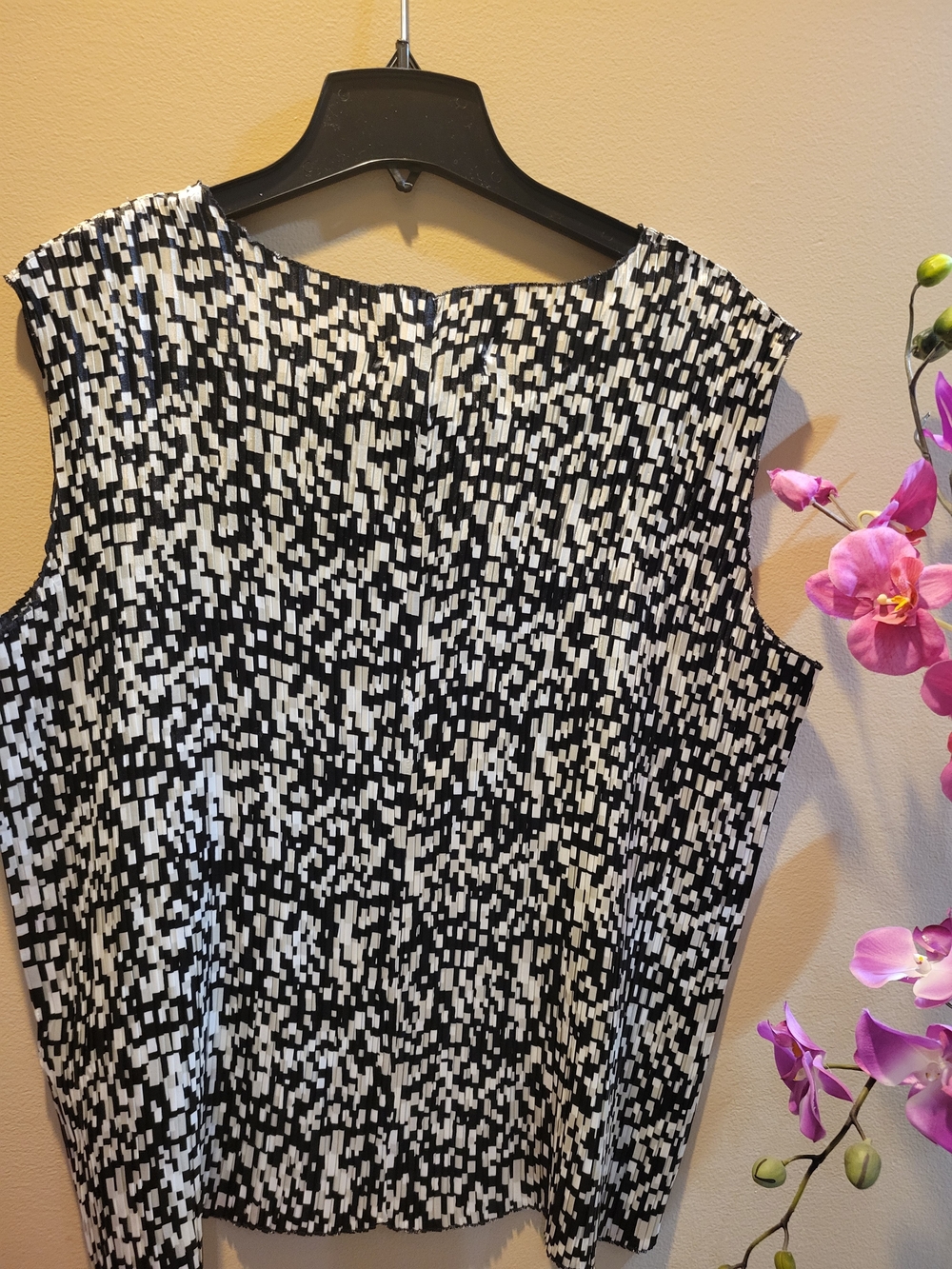 August Max Black & White Pixel-Print Sleeveless Blouse